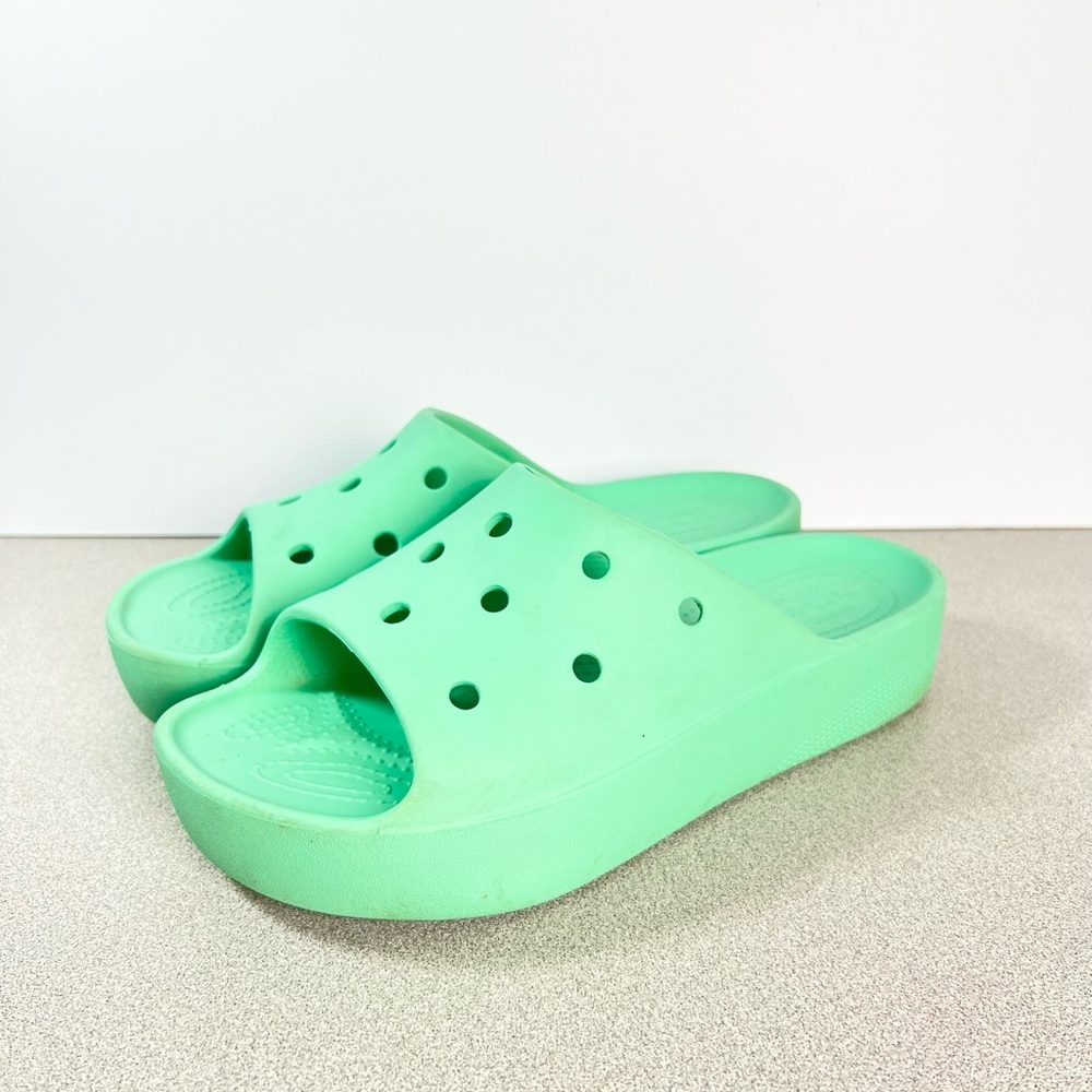 Crocs Women's Classic Platform‎ Slide sandals in Jade Stone size 8 green